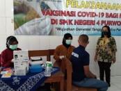 Kepala SMKN 4 Purworejo, Purwanti, S.Pd, M.Par, saat meninjau pelaksanaan vaksinasi, Rabu (29/09/2021) - foto: Sujono/Koranjuri.com