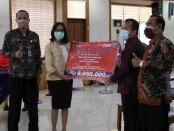 Kantor Wilayah Hukum dan HAM (Kanwilkumham) Provinsi Bali menyerahkan santunan pendidikan kepada keluarga ASN yang meninggal karena covid-19, Kamis, 21 Oktober 2021- foto: Koranjuri.com