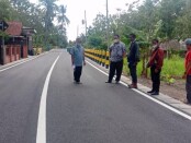 Kepala Dinas PUPR Kabupaten Purworejo, Suranto, saat meninjau salah satu pekerjaan peningkatan jalan - foto: Sujono/Koranjuri.com