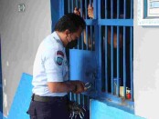 Peserta lomba membuka kunci blok sel tahanan di Lapas Kelas IIB Singaraja - foto: Istimewa
