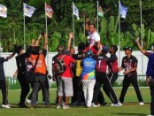 Euforia kemenangan tim cricket putra usai mengkandaskan tuan rumah Papua di final, Senin (4/10/2021) - foto: Yan Daulaka/Koranjuri.com