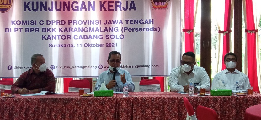 Keterangan gambar : Direktur BPR BKK Karangmalang memberikan paparan di hadapan anggota dewan Komisi C Propinsi Jawa Tengah/ Foto : koranjuri