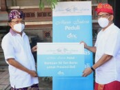 Gubernur Bali Wayan Koster (kiri) menerima secara simbolis 50 ton beras dari PT Alam Sutera Realty Tbk melalui anak perusahaannya PT. Garuda Adhimatra Indonesia untuk pemulihan ekonomi pasca covid-19 - foto: Istimewa