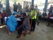 Tim Polsek Tembuku, Polres Bangli memberikan imbauan protokol kesehatan dalam kegiatan vaksinasi di Desa Peninjoan, Kabupaten Bangli - foto: Istimewa