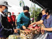 Ketua TP PKK Provinsi Bali Ny Putri Suastini Koster mengunjungi kegiatan pasar rakyat, Jumat (5/11/2021) - foto: Istimewa