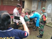 Petugas Polsek Tembuku Kabupaten Bangli memantau vaksinasi lansia secara doot to door  - foto: Istimewa