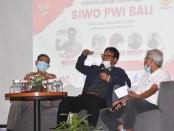 Pembicara Sport Science berada di podium Diskusi Akhir Tahun SIWO PWI Bali - foto: Yan Daulaka