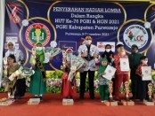Para pemenang lomba tingkat SD-SMP, berfoto bersama Ketua PGRI Kabupaten Purworejo, Irianto Gunawan, S.Pd. - foto: Sujono/Koranjuri.com