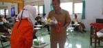 Setangkai Bunga dari Siswa, di Acara Kumpul Bareng Guru SMK Kesehatan Purworejo
