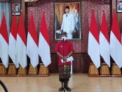 Gubernur Bali Wayan Koster memberikan keterangan pers terkait aktifitas masyarakat saat libur Natal dan Tahun Baru 2022 di Gedung Gajah, Jayasabha, Denpasar, Sabtu, 18 Desember 2021 - foto: Koranjuri.com