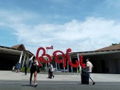Pelaku perjalanan domestik di Bandara Internasional I Gusti Ngurah Rai Bali tengah melintas di salah satu spot foto yang ikonik, Selasa, 14 Desember 2021 - foto: Koranjuri.com