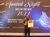 Nuryadin, S.Sos, M.Pd, Kepala SMK Kesehatan Purworejo, saat menerima penghargaan Best Choice In Educational Award 2022 yang diselenggarakan oleh Mediatama Manajemen, Jakarta, Jum'at (07/01/2022) - foto: Sujono/Koranjuri.com