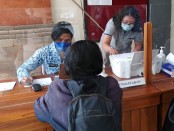 Petugas kesehatan di UPT Laboratorium Kesehatan Provinsi Bali melakukan proses pelayanan skrining rapid tes antigen - foto: Koranjuri.com