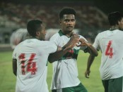 Ramai Rumakiek (tengah) cetak gol kedua Timnas atas Timor Leste - foto: Yan Daulaka