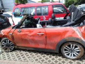 Mini Cooper yang mengalami kecelakaan di jalan Gading Kirana, Kelapa Gading, Jakarta Utara, Rabu (2/2/2022) - foto: Istimewa