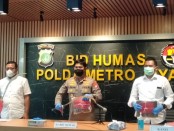 Kabid Humas Polda Metro Jaya Kombes Pol Endra Zulpan menunjukkan baran bukti sajam yang digunakan untuk menganiaya korban - foto: Istimewa