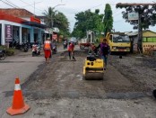 Para petugas tengah melakukan pekerjaan pemeliharaan rutin di ruas jalan Kutoarjo-Ketawang yang rusak - foto: Sujono/Koranjuri.com