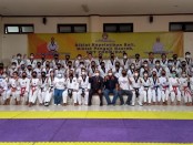 Foto bersama Ketum Pengprov TI Bali dengan peserta diklat UKT DAN Taekwondo di GOR Lila Bhuana, Minggu, 20 Februari 2022 - foto: Yan Daulaka