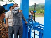 Bupati Purworejo RH Agus Bastian SE MM saat melakukan peninjauan sejumlah proyek pembangunan yang telah dilaksanakan pada Tahun Anggaran 2021, Kamis (24/02/2022) - foto: Sujono/Koranjuri.com