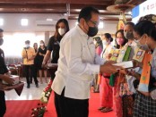 Wakil Gubernur Bali Tjokorda Oka Artha Ardhana Sukawati memberikan sosialisasi migrasi siaran TV analog ke digital di Kantor Kelurahan Sumerta Kelod, Denpasar Timur, Rabu (16/3/2022) - foto: Istimewa