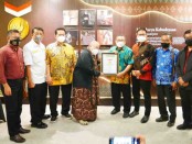 Museum Rekor Indonesia (MURI) menyerahkan penghargaan kepada organisasi media online tanah air Serikat Media Siber Indonesia (SMSI) - foto: Istimewa