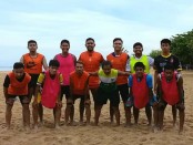 Tim sepakbola pantai (beachsoccer) Nusa Tenggara Timur (NTT) bakal berhadapan dengan tim beachsoccer Bali A pada hajatan Piala Bola Pantai Indonesia (PBPI) 2022 yang berlangsung di Pantai Legian, 20-24 Maret 2022 - foto: Koranjuri.com