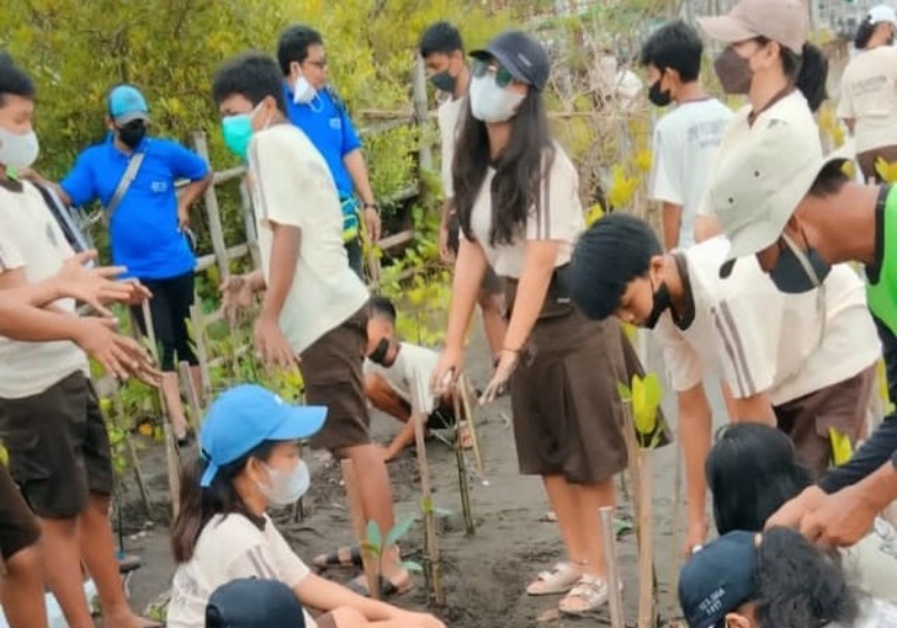 Penanaman hutan Mangrove oleh siswa dan guru SMP Pius Bakti Utama Kutoarjo dalam rangka Student Gathering, Sabtu (19/03/2022) - foto: Sujono/Koranjuri.com