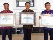 Sekda Provinsi Bali Dewa Made Indra menerima piagam pelaksanaan Reformasi Birokrasi (RB) Tahun 2021 dengan predikat BB - foto: Istimewa