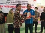 Kepala SMK Kesehatan Purworejo, Nuryadin, SSos, MPd, saat menerima penghargaan dari Krisnanto, pimpinan LKP dan BKK Kasih Bintang Timur, Semarang, Jum'at (01/04/2022) - foto: Sujono/Koranjuri.com