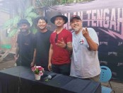 Grup band Jalan Tengah usai menggelar konferensi pers peluncuran album bertajuk Garis Putih di Denpasar, Sabtu, 9 April 2022 - foto: Koranjuri.com