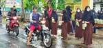 Semarak Ramadhan, OSIS SMPN 20 Purworejo Bagi-bagi Takjil