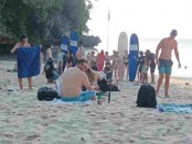 Sejumlah turis asing memadati pantai Labuan Sait-Padang Padang - foto: Koranjuri.com
