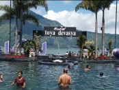 Wisatawan tengah menikmati kolam renang air hangat di Toya Devasya saat libur panjang Lebaran 2022, Senin, 22 Mei 2022 - foto: Koranjuri.com