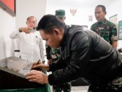KASAD Jendral TNI Dr. Dudung Abdurachman, S. E, M. M, saat menandatangani prasasti pembangunan gedung Pancasila di Makodim 0708 Purworejo, Selasa malam (21/06/2022) - foto: Sujono/Koranjuri.com