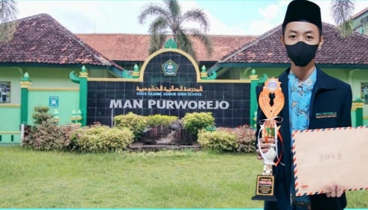 Rifki Khoirul Anam, siswa kelas X IIK 1 MAN Purworejo, berhasil meraih juara 3 MTQ tingkat Jateng-DIY, pada lustrum ke VII STIE Widya Wiwaha, Yogyakarta pada cabang Tilawah - foto: Sujono/Koranjuri.com