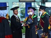 Rektor UMPurworejo, Dr Rofiq Nurhadi, M.Ag saat mewisuda dan memberikan penghargaan kepada  lima orang lulusan terbaik di auditorium kampus setempat, Sabtu (25/06/2022) - foto: Sujono/Koranjuri.com