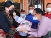 Ketua TP PKK Provinsi Bali Putri Koster menyerahkan bantuan beras kepada para lansia di Kantor Desa Banyuatis , Kecamatan Banjar, Buleleng, Jumat (3/6/2022) - foto: Istimewa