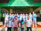 Sebagian dari mahasiswa Akper Pemkab Purworejo yang melakukan PKL di tujuh desa di wilayah Kecamatan Purwodadi - foto: Sujono/Koranjuri.com