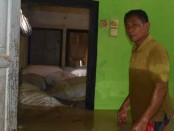 Heri Suroto (54), pelaku usaha kacang kulit sangan yang tinggal di Desa Tangkisan RT 2 RW 2,  Kecamatan Bayan harus merugi hingga Rp 30 juta karena banjir telah merendam rumahnya setinggi satu meter lebih - foto: Sujono/Koranjuri.com