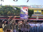Pelepasan ratusan burung merpati dalam puncak kegiatan peringatan 100 tahun Taman Siswa di SMK TKM Purworejo yang ditandai dengan upacara bendera dan tasyakuran, Minggu (03/07/2022) - foto: Sujono/Koranjuri.com