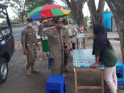 Satpol PP Provinsi Bali melakukan penertiban Pedagang Kaki Lima (PKL) - foto: Istimewa