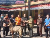 Kepala SMK TKM Purworejo Ki Gandung Ngadina, S.Pd, M.Pd, saat menyerahkan hewan kambing qurban untuk masyarakat/lingkungan sekolah - foto: Sujono/Koranjuri.com