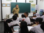 Bupati Purworejo RH Agus Bastian SE MM saat melakukan inspeksi mendadak (sidak) ke sejumlah sekolah pada hari pertama masuk sekolah, Senin (11/07/2022) - foto: Sujono/Koranjuri.com