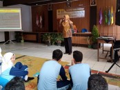 Salah satu narasumber tengah menyampaikan materi dalam MPLS di SMK Batik Purworejo, yang diikuti 178 peserta didik baru - foto: Sujono/Koranjuri.com