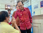 Gubernur Bali Wayan Koster berbincang dengan masyarakat wajib pajak di sela kunjungan kerja di sejumlah UPTD Kantor Pelayanan Pajak - foto: Istimewa
