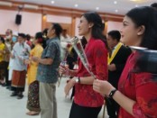 Yudisium di Fakultas Ilmu Komunikasi dan Bisnis Universitas Dwijendra yang dirangkai dengan perayaan Hari Tresna Asih Dresta Bali - foto: Koranjuri.com