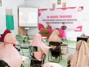 24 guru di SMK Kesehatan Purworejo mengikuti kegiatan IHT (In House Training) tentang Implementasi Kurikulum Merdeka, Kamis (04/08/2022), di aula setempat - foto: Sujono/Koranjuri.com