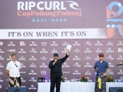 Wakil Gubernur Bali Tjokorda Oka Artha Ardhana Sukawati membuka Kompetisi Selancar International Rip Curl Cup Padang Padang 2022, Minggu (31/7/2022) - foto: Istimewa