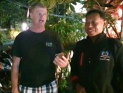 Ketua Aliansi Pelaku Pariwisata Marginal Bali (APPMB) W. Puspa Negara bersama Andrew, salah satu warga Australia yang ada di Bali - foto: Koranjuri.com