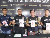 Kasat Narkoba Polres Metro Jakarta Barat AKBP Akmal menunjukkan barang bukti narkoba yang diamankan di Bandara Soetta - foto: Istimewa